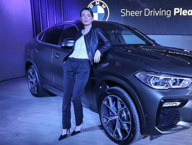 Model berpose di mobil all-new BMW X6 saat peluncuran di German Centre BSD, Tangerang Selatan. The News X6 yang memiliki desain tegas dan kokoh inovasi canggih seperti lampu Iconic Glow di BMW kidney grille diproduksi di Spartanburg,  South Carolina. (Liputan6.com/Fery Pradolo)