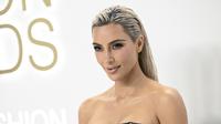 Kim Kardashian berpose saat menghadiri CFDA Fashion Awards di Cipriani South Street di Cipriani South Street di New York pada Senin, 7 November 2022. Sedangkan untuk glam, pendiri SKIMS ini memakai lipstik nude dan menarik perhatian ke matanya dengan sentuhan eyeliner hitam. Mantan istri Kanye West memasangkan ansambel bergaya dengan sepatu hak tinggi, dan tidak mengenakan aksesori lain untuk malam itu. (Photo by Evan Agostini/Invision/AP)