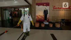 Petugas PMI melakukan penyemprotan cairan disinfektan di pusat perbelanjaan Sarinah, Jakarta Pusat, Selasa (17/3/2020). PMI melakukan penyemprotan disinfektan di sejumlah tempat seperti pasar, perkantoran, terminal dan tempat ibadah untuk mencegah penyebaran COVID-19.  (merdeka.com/Imam Buhori)