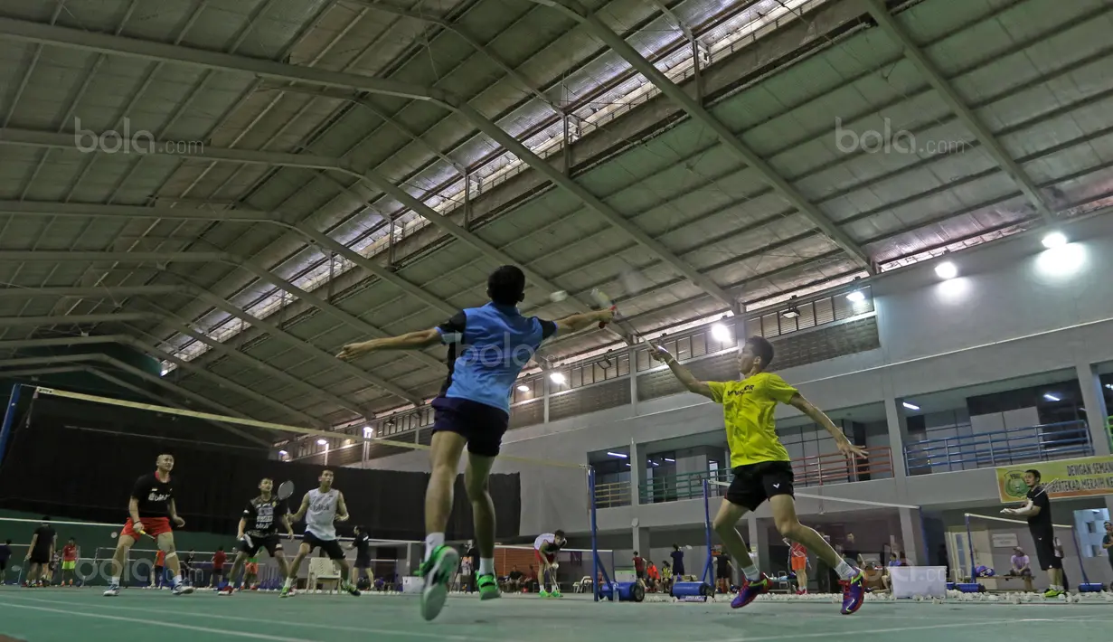 Aksi para atlet Bulutangkis Indonesia yang sedang berlatih di Cipayung, Jakarta Timur, Senin (14/8/2017). Tim Bulutangkis akan menghadapi dua event besar yaitu SEA Games 2017 dan BWF World Championship. (Bola.com/Nicklas Hanoatubun)