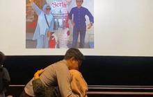 Bikin Haru, Momen Anak Sewa Bioskop untuk Berikan Kejutan Ulang Tahun untuk Mamanya Ini Viral