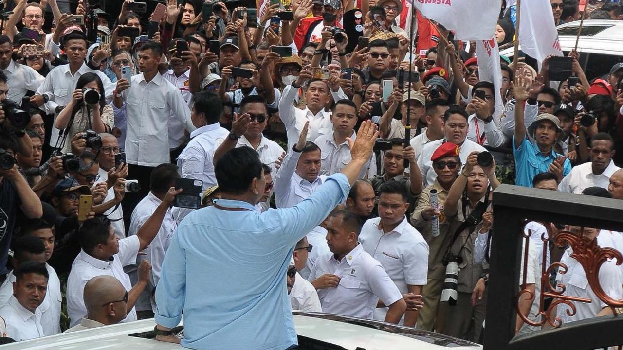 "Kami ucapkan terima kasih pada semua unsur yang telah kerja keras mengantarkan kami ke sini dan kami mohon maaf kepada seluruh rakyat Jakarta, mungkin membuat macet karena antusiasme pendukung-pendukung kami pada siang ini," ucap Prabowo.<br>