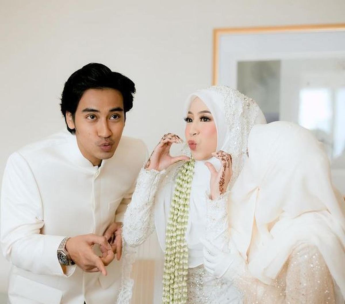 Yang pertama tentu ada nama Abidzar Al-Ghifari dan Adiba Khanza. Seperti kita tahu, mereka merupakan anak dari mendiang Ustaz Jefri Al Buchori. Kini, Abidzar juga berdakwah dengan cara yang lebih mudah diterima anak muda. Ia juga terjun ke dunia akting le
