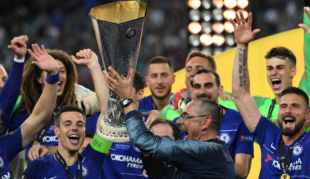 <p>Maurizio Sarri. Pelatih asal Italia yang membesut Chelsea satu musim penuh pada musim 2018/2019 ini mampu mempersembahkan satu trofi bagi The Blues, yaitu berupa trofi Liga Europa musim 2018/2019 usai mengalahkan Arsenal di laga final dengan skor telak 4-1. Di akhir musim ia memilih meninggalkan Chelsea untuk berlabuh di Juventus. (AFP/Kirill Kudryavtsev)</p>
