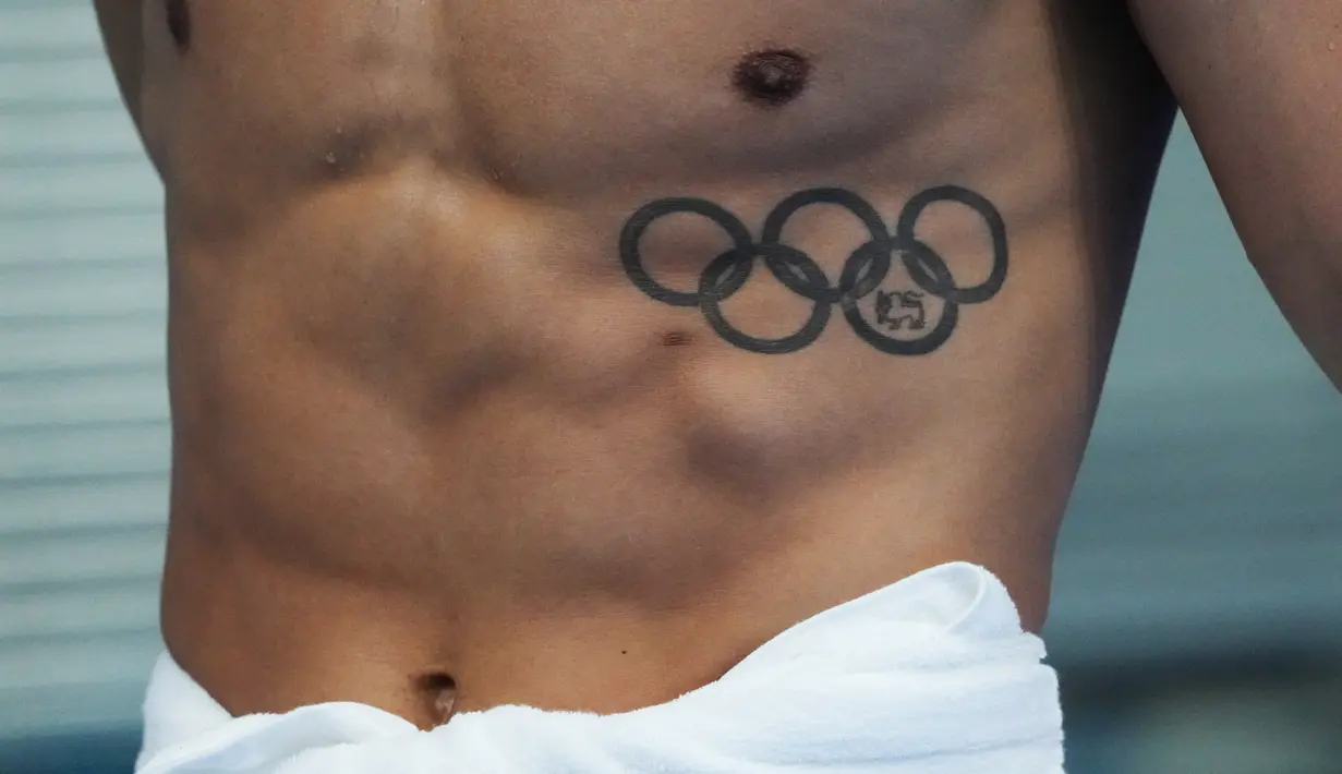 Tato cincin olimpide di tubuh seorang perenang peserta Olimpiade Tokyo 2020 di Tokyo Aquatic Center pada 25 Juli 2021. Berbeda dengan negara lain, di Jepang tato dianggap sebagai hal yang tabu dan memiliki kesan yang buruk. (AP/Matthias Schrader)