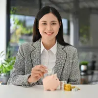 Investasikan uang. (Foto: Freepik/thanyakij-12)