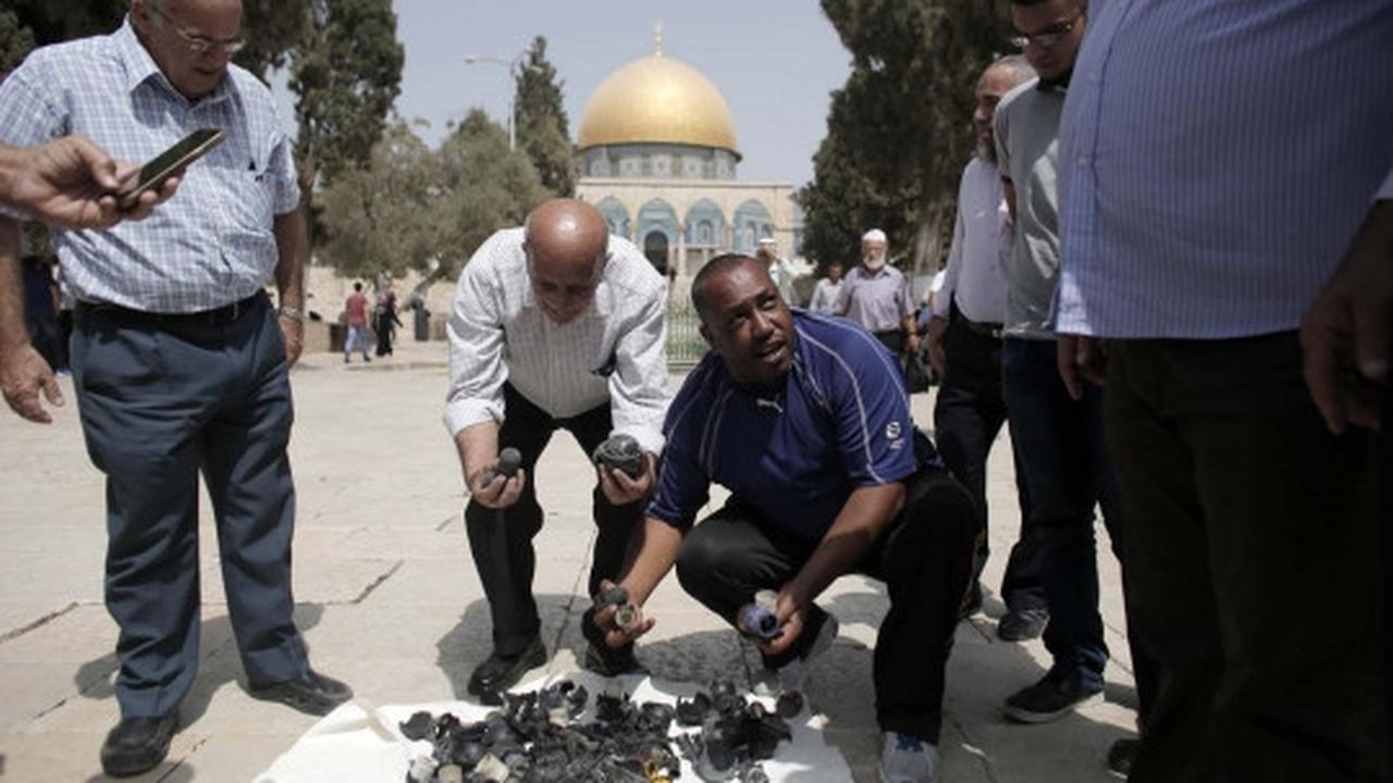Gotong-royong warga Palestina bersihkan reruntuhan Masjidil Aqsa