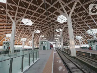 Suasana proyek pembangunan Stasiun Kereta Cepat Jakarta-Bandung (KCJB) Halim di Jakarta, Senin (21/8/2023). (Liputan6.com/Faizal Fanani)