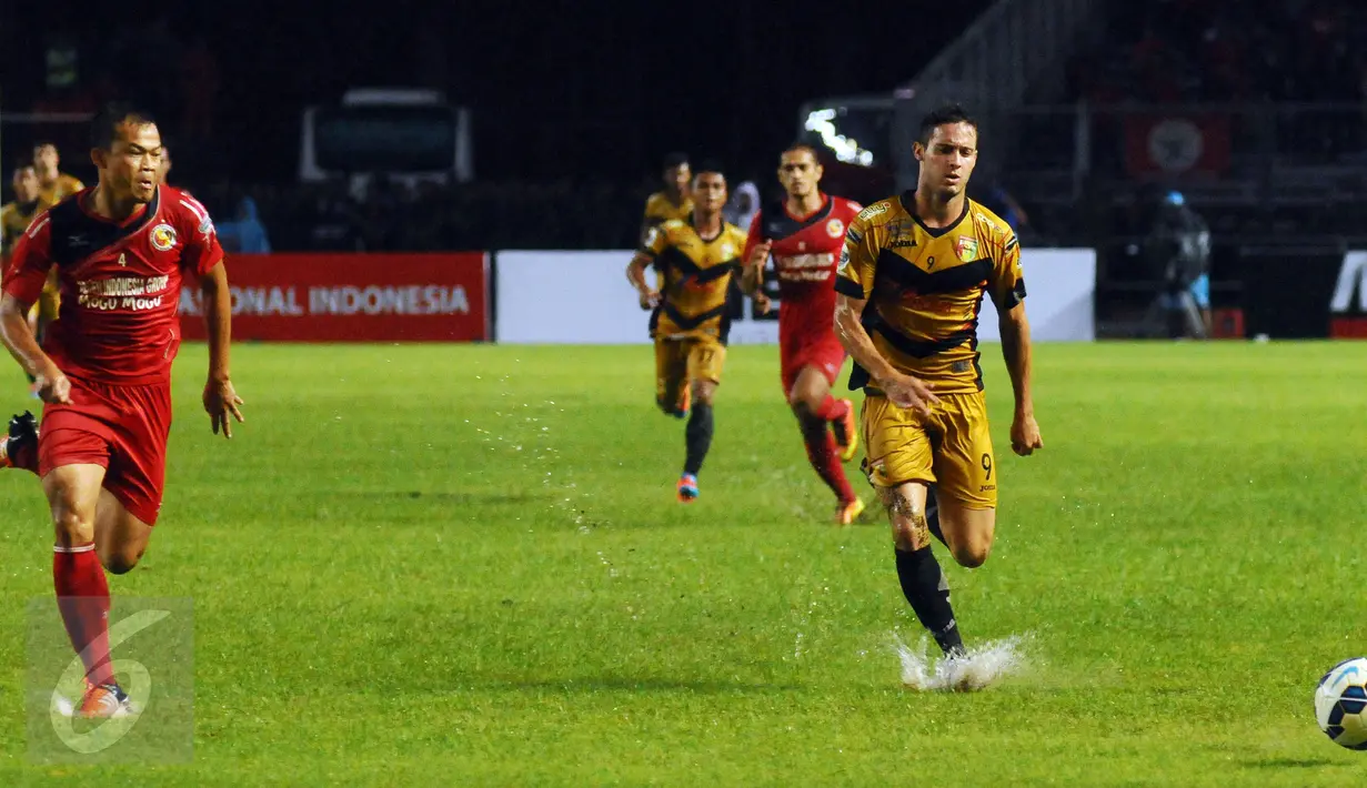 Bek Semen Padang, Hamdi Ramdan (kiri) mengejar gelandang Mitra Kukar, Patrick De Santos saat laga final Piala Jenderal Sudirman di Stadion GBK Jakarta, Minggu (24/1/2016). Mitra Kukar menjadi kampiun setelah unggul 2-1. (Liputan6.com/Helmi Fithriansyah)