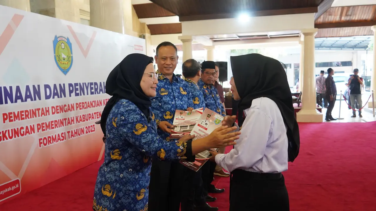 Bupati Nina Agustina menyerahkan Surat Keputusan (SK) Pegawai Pemerintah dengan Perjanjian Kerja (PPPK) di Lingkungan Pemerintah Kabupaten Indramayu formasi Tahun 2023 (Istimewa)