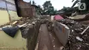 Suasana bangunan rumah yang telah dirobohkan di kawasan Rawajati, Jakarta Selatan, Jumat (21/10/2022). Sebagai informasi, proyek normalisasi sungai di Jakarta merupakan proyek kolaborasi bersama pemerintah pusat. (Liputan6.com/Johan Tallo)