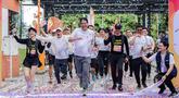 Menteri Keuangan, Purbaya Yudhi Sadewa melewati garis finis dalam ajang Run for Journalism 2025 yang berlangsung di Unika Atma Jaya, Jakarta, Minggu (16/11/2025). (Bola.com/Bagaskara Lazuardi)
