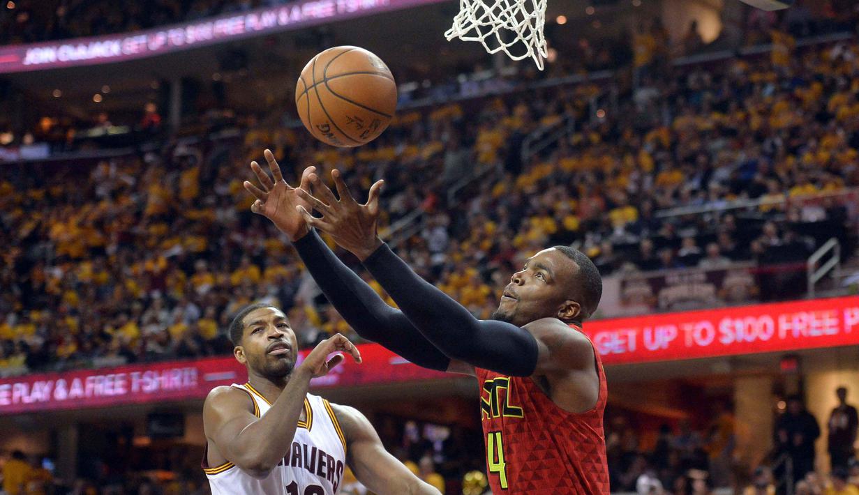 Atlanta Hawks forward, Paul Millsap (4) berebu bola dengan  Cleveland Cavaliers center, Tristan Thompson (13) gpada partai kedua semifinal Wilayah Timur NBA, di Quicken Loans Arena, Kamis (5/5/2016) WIB.  (Reuters/Ken Blaze-USA TODAY Sports)