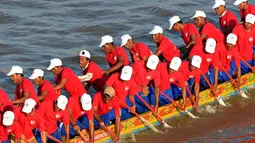 Para peserta Kamboja mendayung perahu naga mereka selama gladi resik untuk Festival Air tahunan di sungai Tonle Sap di Phnom Penh (21/11). (AFP Photo/Tang Chhin Sothy)