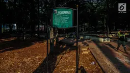 Petugas beraktivitas di Taman Puring, Jakarta, Jumat (28/9). Pemprov DKI Jakarta akan melakukan revitalisasi Taman Puring yang mulai tak terawat pada tahun ini. (Liputan6.com/Faizal Fanani)