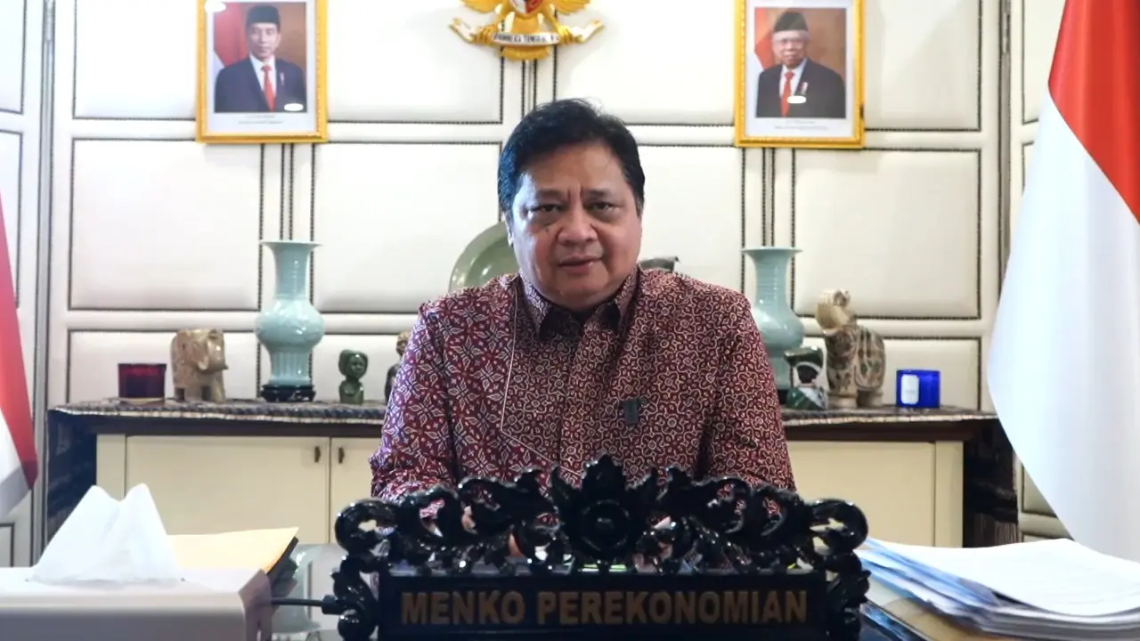 Menteri Koordinator Bidang Perekonomian Airlangga Hartarto dalam webinar yang bertajuk “Investasi Berkelanjutan dan Perdagangan Karbon” yang diselenggarakan oleh Ikatan Sarjana Ekonomi Indonesia (ISEI) Jakarta, Senin (20/6/2022). ( Sumber ekon.go.id )