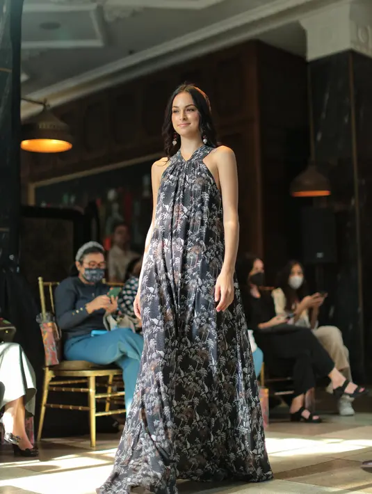 Modelnya sendiri didominasi siluet loose yang easy to wear serta memakai material nyaman yang cocok untuk udara tropis. (Foto: Fimela.com/Adrian Putra)