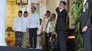 Pasangan capres-cawapres nomor urut 01 Joko Widodo (tiga kiri) dan Ma'ruf Amin (kiri) saat tiba di kediaman Ma'ruf Amin, Menteng, Jakarta, Kamis (27/6/2019). Jokowi menjemput Ma'ruf untuk nonton bareng sidang putusan MK di Lanud Halim Perdanakusuma. (Liputan6.com/Herman Zakharia)