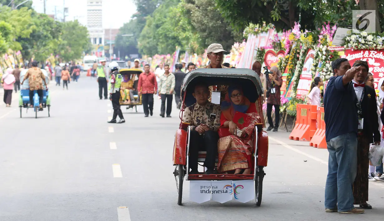 Sejumlah tamu undangan menggunakan becak menuju acara pernikahan putri Presiden Jokowi, Kahiyang Ayu dan Bobby Nasution di Gedung Graha Saba Buana, Solo, Rabu (8/11). (Liputan6.com/Angga Yuniar)