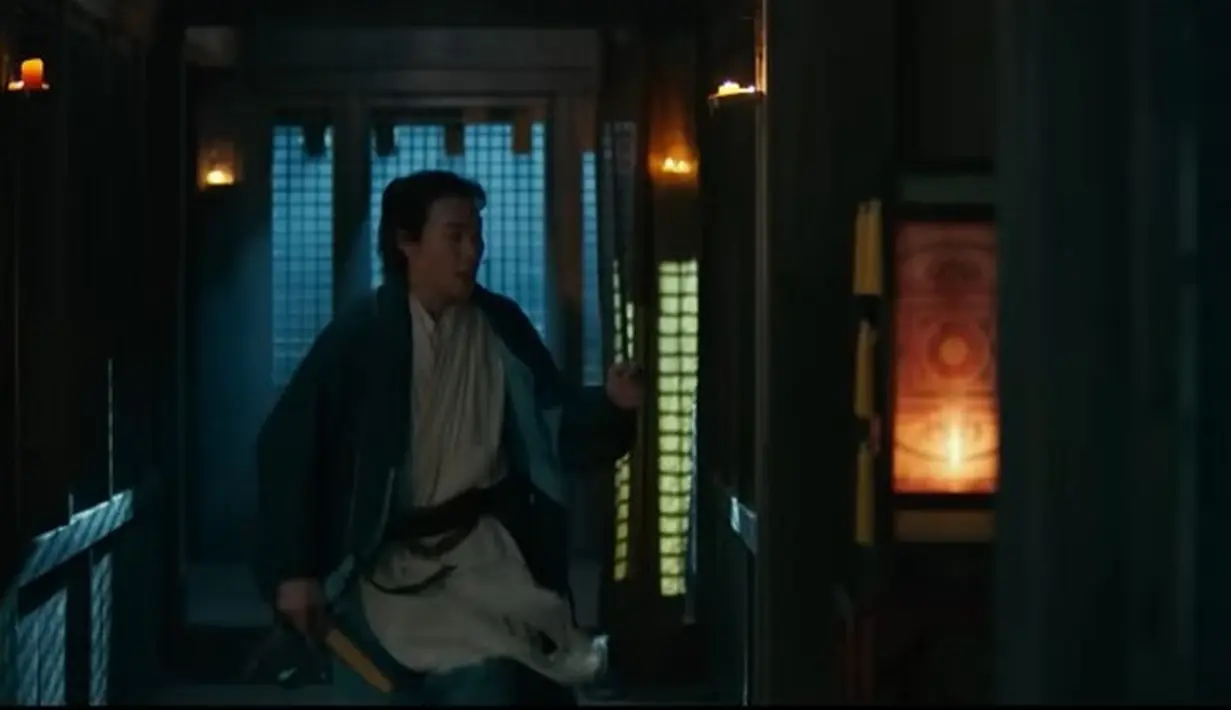 Tokoh Moo Reuk, yang dimainkan Ryu Jun Yeol bertarung melawan alien yang masuk ke biara. (Foto: YouTube)