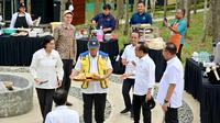 Presiden Jokowi tampak menikmati udara pagi sambil sarapan berasama para menteri di IKN Nusantara pada Jumat pagi, 22 September 2023.. (dok: Biro Pers, Media, dan Informasi Sekretariat Presiden)