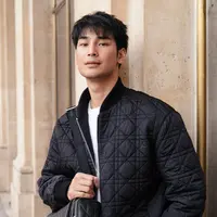 Apo Nattawin padukan DIOR MAXICANNAGE bags dengan bomber jaket untuk kesan kasual yang memikat. [Foto: Dior]