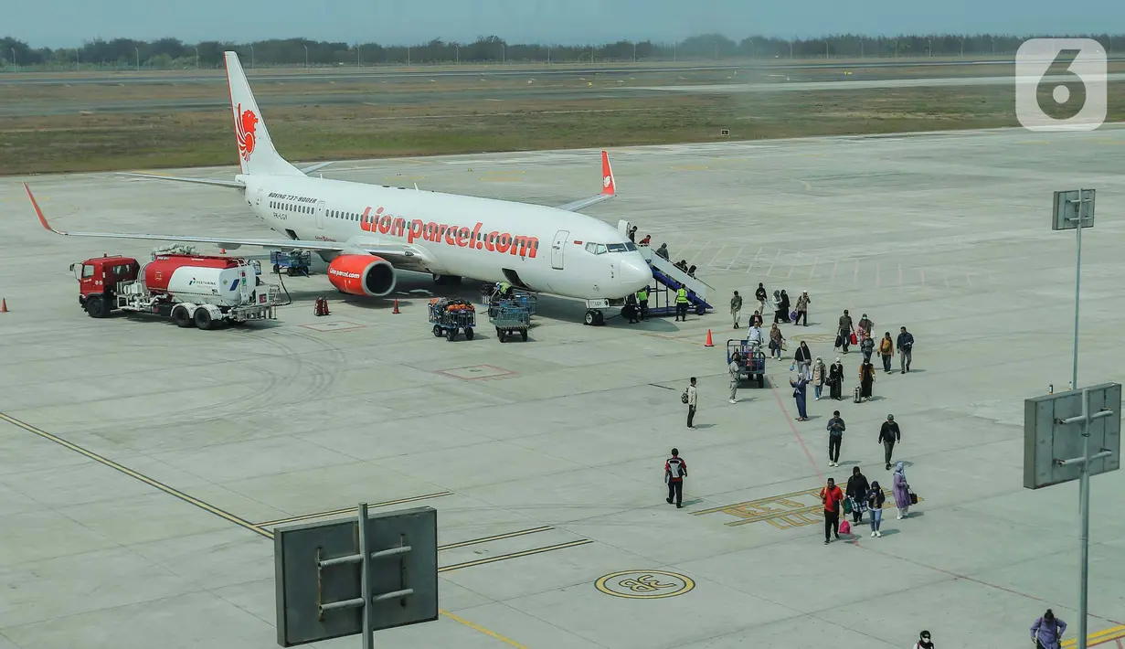 <p>Sejumlah calon penumpang pesawat terbang saat berada di Bandara International Yogyakarta, Jumat (3/11/2023). (Liputan6.com/Angga Yuniar)</p>