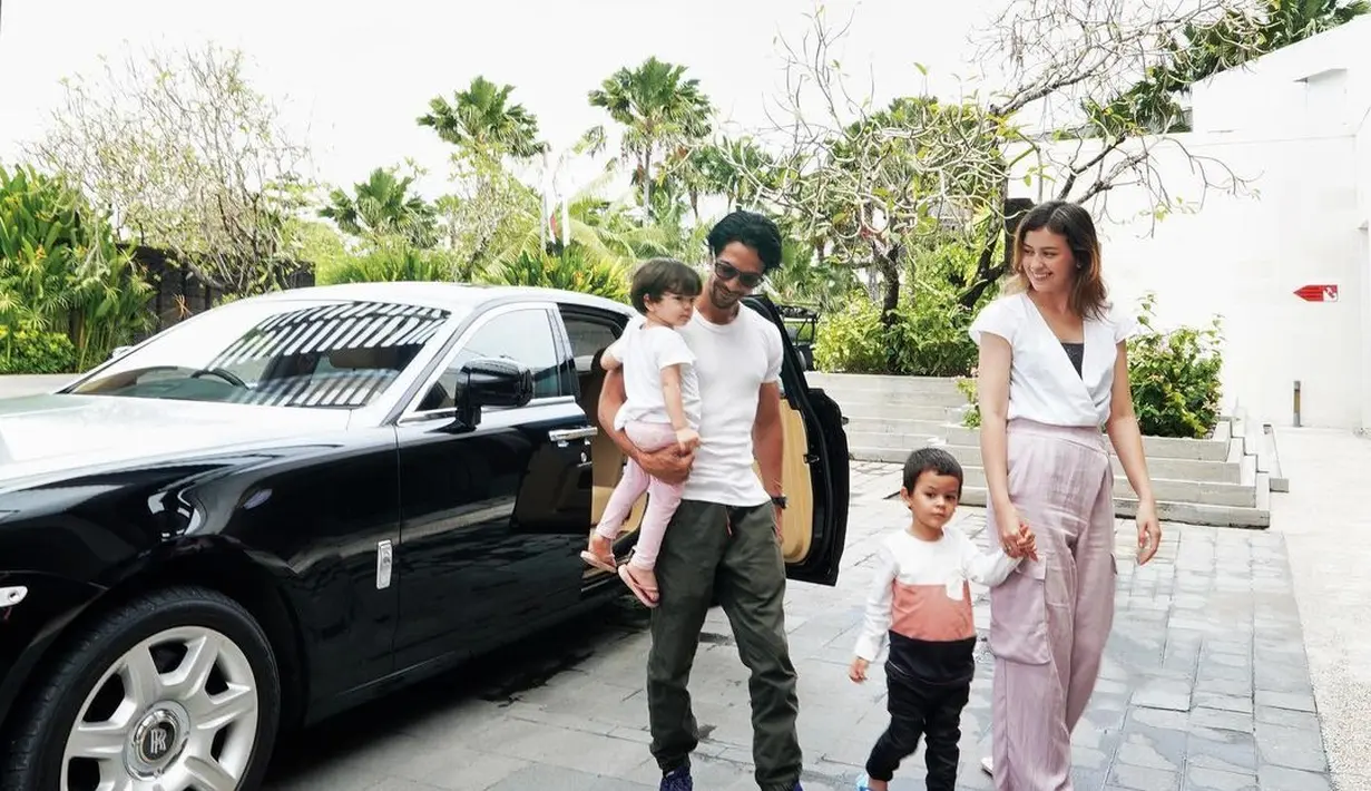 Tampilan kompak saat asuh anak bersama. Mereka tampil dengan kaos santai warna putih senada.  [@kimbrlyryder].