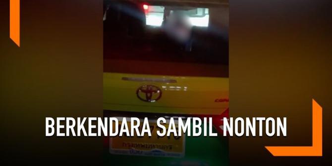 VIDEO: Sopir Taksi Kepergok Mengemudi Sambil Nonton Film Dewasa