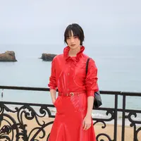 Nana Komatsu tampil edgy dalam dress merah bertekstur dengan siluet ringan, memadukan girly dan cool attitude. A$AP Rocky mencuri perhatian dengan layering smart-casual: jaket suede beige dipadu kemeja merah bold dan celana tailored, dilengkapi tas Chanel pink statement yang playful sekaligus sentimental. [Dok/Chanel].