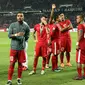 Pemain Timnas Indonesia menyapa suporter usai dikalahkan Thailand di final kedua Piala AFF 2016 di National Stadium Rajamangala, Bangkok, Sabtu (17/12). Indonesia kalah 2-0 dan harus puas menjadi runner up. (Liputan6.com/Helmi Fithriansyah)