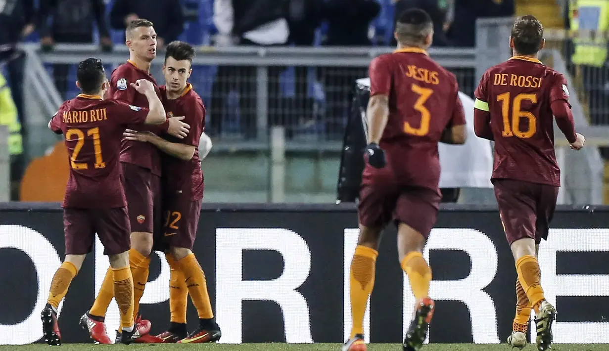 Para pemain AS Roma merayakan gol Edin Dzeko (2kiri) saat melawan Sampdoria pada laga Coppa Italia di di Roma Olympic stadium, Kamis (19/1/2017). Roma menang 4-0. (Angelo Carconi/ANSA via AP)