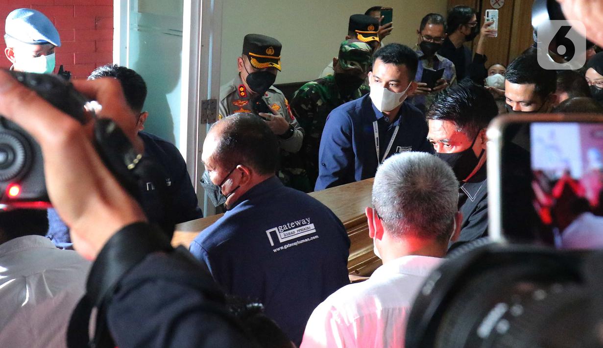 Petugas memasukan peti mati jenazah Emmeril Kahn Mumtadz atau Eril ke dalam ambulan di Bandara Soekarno-Hatta, Minggu (12/6/2022). Ridwan Kamil langsung membawa jenazah Eril menuju Bandung Jawa Barat untuk di makamkan. (Liputan6.com/Angga Yuniar)