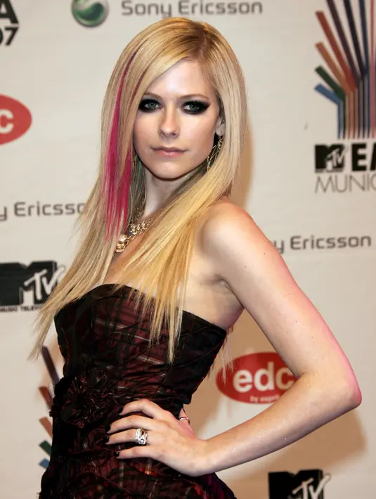 Baru dua tahun membina rumah tangga, pasangan musisi Avril Lavigne dan Chad Kroeger akhirnya memutuskan untuk berpisah. (Bintang/EPA)