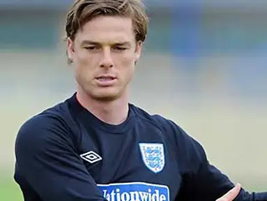Bek West Ham United Scott Parker melakukan peregangan otot dalam sesi latihan Timnas Inggris di Irdning, Austria, 18 Mei 2010 jelang PD 2010. AFP PHOTO / PAUL ELLIS 