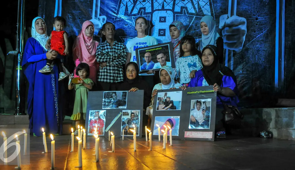 Tracy Bantleman bersama simpatisan korban kriminalitas kasus JIS tampak sedih saat malam solidaritas di Tugu Proklamasi, Jakarta, Jumat (29/5/2016). (Liputan6.com/Yoppy Renato)