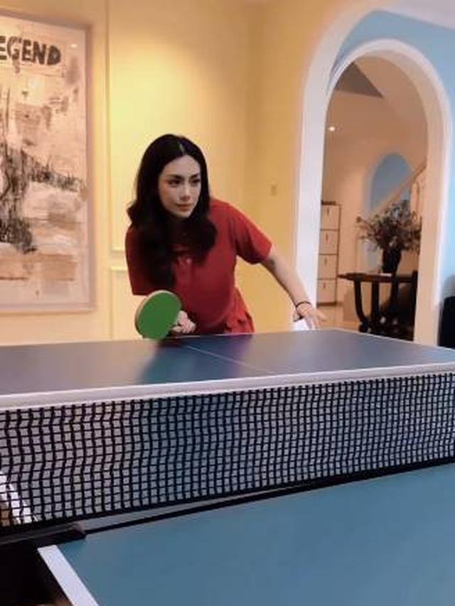 7 Potret Celine Evangelista Main Tenis Meja Bareng Ariel Noah, Tuai Banyak Sorotan