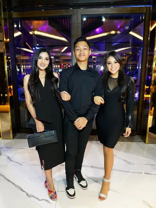 Sweet banget, seperti biasa, Ashanty dan keduan anak sambungnya selalu tampil dengan busana kompak saat di pesta ulang tahun Azriel. Sama-sama memakai baju hitam, lihat gimana potret keluarga idaman ala Ashanty, Aurel dan Azriel.(Liputan6.com/IG/@ashanty_ash)