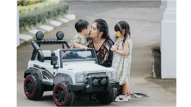 Tengah Hamil Anak Ketiga, Ini 6 Potret Kahiyang Ayu Momong Dua Buah Hatinya