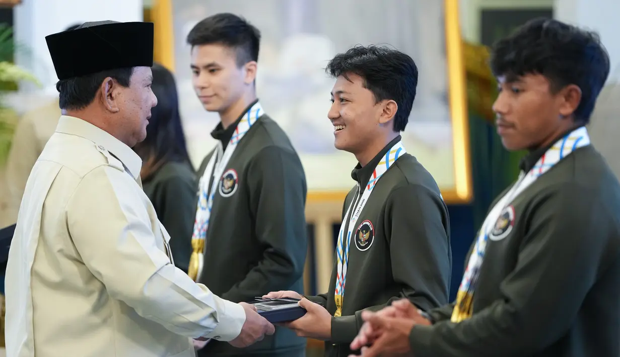 Atlet skateboard, Basral Graito Hutomo, tampak semringah saat menerima bonus dari Presiden Prabowo Subianto di Istana Negara, Kamis (8/1/2026). (Foto: Muchlis Jr - BPMI Sekretariat Presiden)