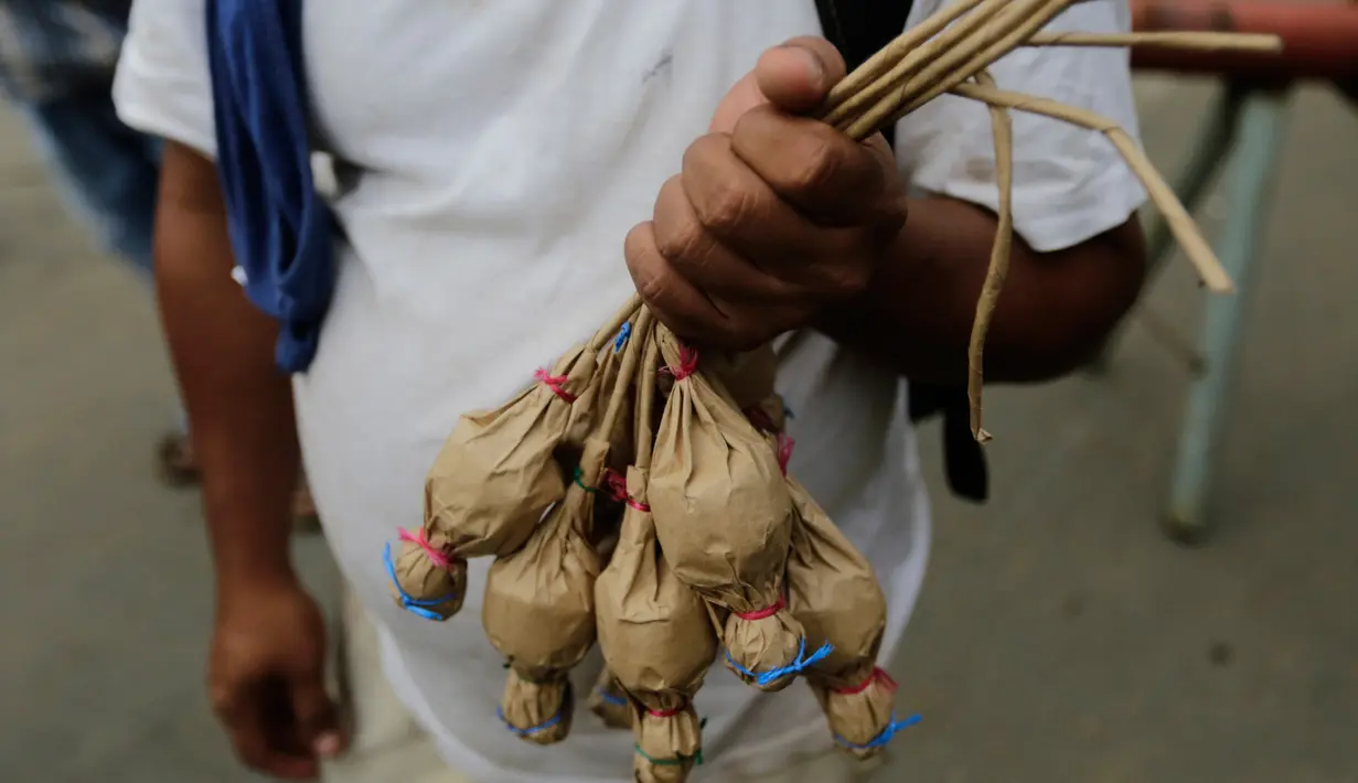 Seorang demonstran anti-pemerintah menunjukkan bom mortir buatan tangan di kota Masaya, Nikaragua (5/6). Mereka melakukan aksi melawan pemerintah Presiden Daniel Ortega. (AFP/Inti Ocon)