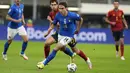 Penyerang Italia, Federico Chiesa membawa bola dari kejaran bek Spanyol, Marcos Alonso pada semifinal UEFA Nations League di stadion San Siro, Milan, (7/10/2021). Berkat hasil ini, Spanyol berhak melaju ke partai final untuk menghadapi pemenang Belgia dengan Spanyol. (AP Photo/Antonio Calanni)