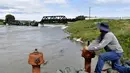 Jembatan tersebut runtuh dalam semalam, menyebabkan kereta yang sedang melintas di atasnya terjun ke air di bawahnya. (AP Photo/Matthew Brown)