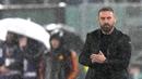Pelatih AS Roma, Daniele De Rossi, mengamati permainan anak asuhnya saat melawan Inter Milan pada pekan ke-24 Serie A 2023/2024 di Stadio Olimpico, Minggu (11/2/2024). Kekalahan ini mem buat AS Roma berada di posisi ke-5 dengan 38 poin. (AP Photo/Alessandra Tarantino)