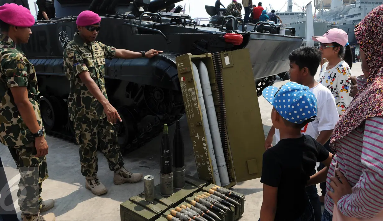 Anggota TNI menjelaskan peluru saat Open Day Kolinlamil di Tanjung Priok, Jakarta, Minggu (24/7). Warga sekitar menyambut antusias acara HUT KOLINLAMIL 1 Juli 2016 yang Ke-55. (Liputan6.com/Helmi Afandi)