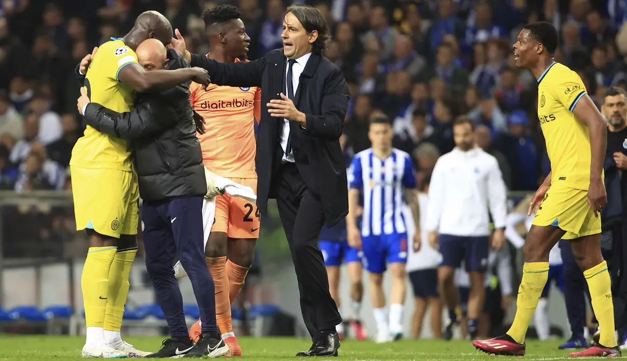 Para pemain Inter Milan merayakan keberhasilan lolos ke perempat final setelah bermain imbang dengan FC Porto pada leg kedua babak 16 besar Liga Champions di Estadio Do Dragao, Rabu (15/03/2023). (AP Photo/Luis Vieira)