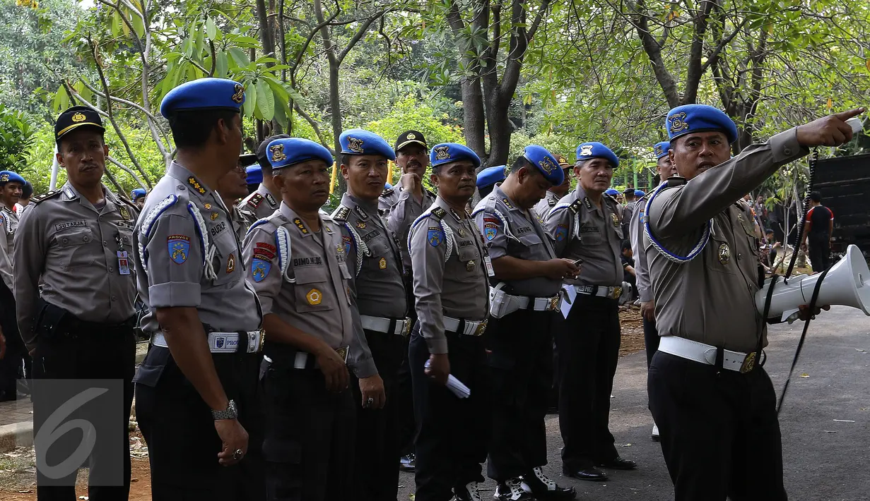 Provos Mabes Polri melakukan pengamanan saat penertiban rumah dinas perwira tinggi Polri di Kebayoran Baru, Jakarta, Selasa (15/9/2015). Sebanyak 12 rumah ditertibkan dan sudah tidak ditempati oleh anggota aktif Kepolisian. (Liputan6.com/Yoppy Renato)