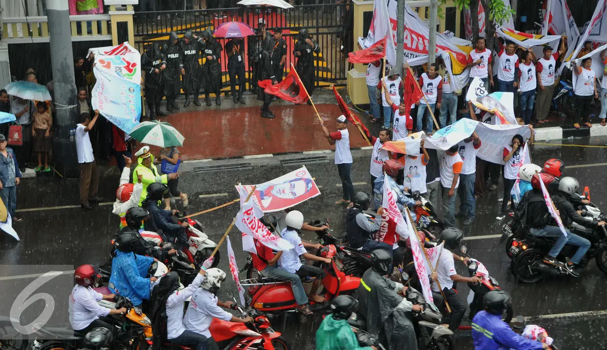 Sejumlah petugas berjaga di depan KPU DKI Jakarta, Rabu, (21/9). Cagub DKI Jakarta Ahok-Djarot akan bertarung pada Pilkada 2017.  (Liputan6.com/Gempur M Surya)