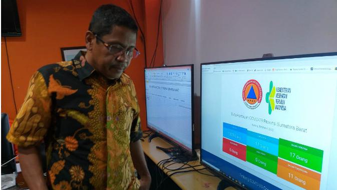 Ketua Gugus Tugas Covid-19 Sumbar, Erman Raham menunjukan website resmi informasi virus corina di provinsi setempat. (Liputan6.com/ Novia Harlina)