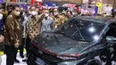 Menko Bidang Perekonomian Airlangga Hartarto dan Menteri Perindustrian Agus Gumiwang (kedua kiri) meninjau mobil keluaran baru Daihatsu pada pameran otomotif Gaikindo Indonesia International Auto Show (GIIAS) 2021 di ICE BSD, Tangerang Selatan, Kamis (11/11/2021). (Liputan6.com/Angga Yuniar)